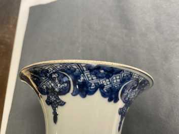 Une garniture de cinq vases en porcelaine de Chine en bleu et blanc &agrave; d&eacute;cor floral, Qianlong